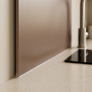 Crédence en verre marron mat pour cuisine