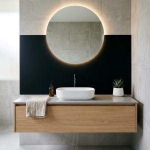 Crédence en verre noir mat pour salle de bain